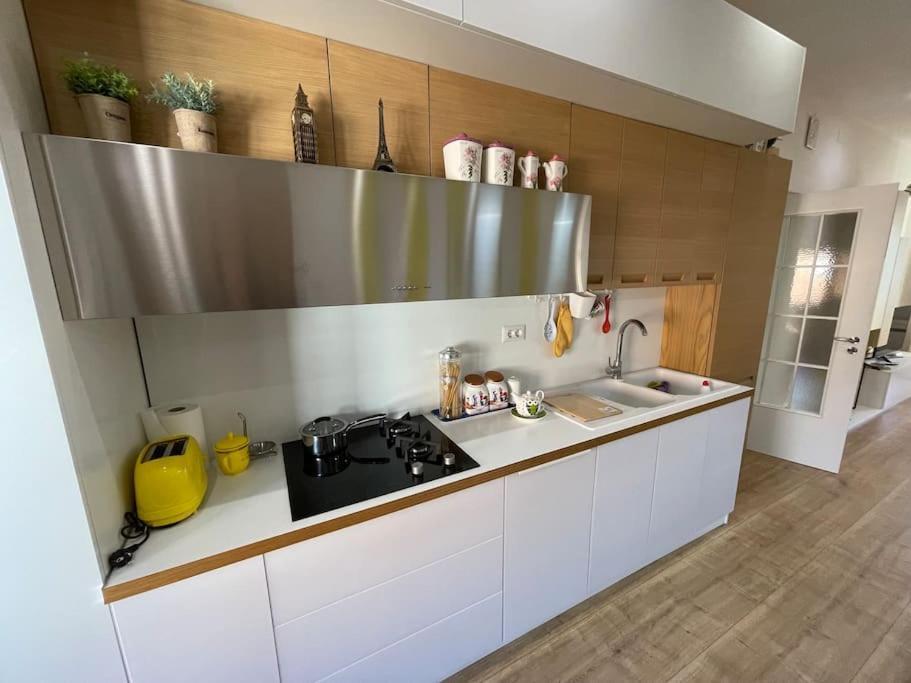 Sun Apartment In The Heart Of Tirana Eksteriør billede